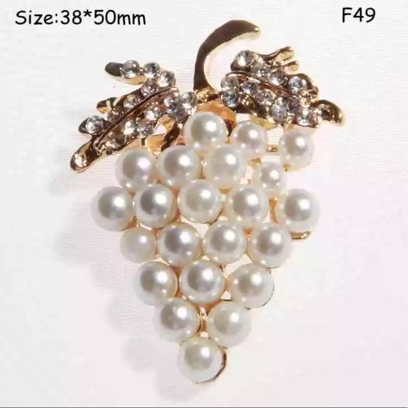 Jewelry - NEW Gold Pearl Brooch Gift